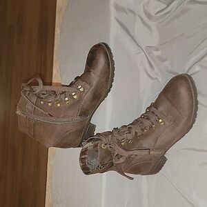 (J36) Unr8ed short boots size 9.5 womans